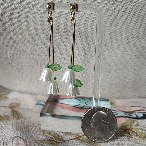 Lily of the Valley Flower Garden Plastic Gold Tone Pierced Earrings Brand New - Picture 3 of 15